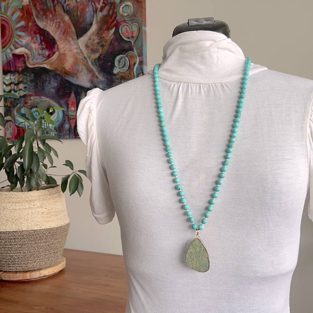 Stunning turquoise color beaded statement necklace w stone pendant